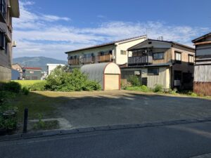 南魚沼市坂戸　人気の坂戸！広い土地。倉庫付き。割安物件！